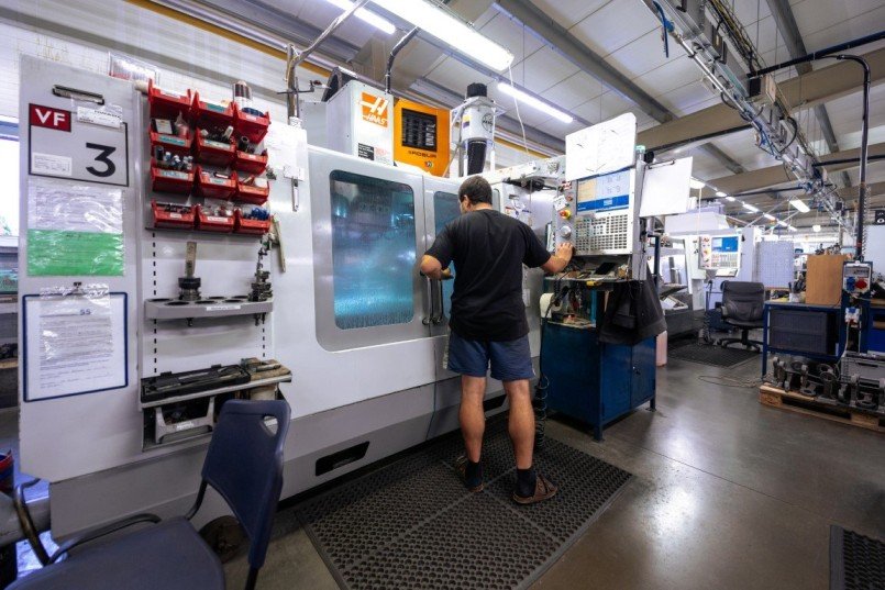 Pracovník firmy Harcross u stroje na obrábění CNC